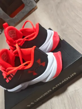 Zapatillas Under Armour 37.5 Negras Naranja