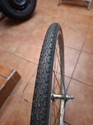 Rueda de bicicleta antigua.[37-590 -26x1 3/8.