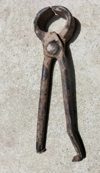 Tenaza de herrero antigua para fragua forja