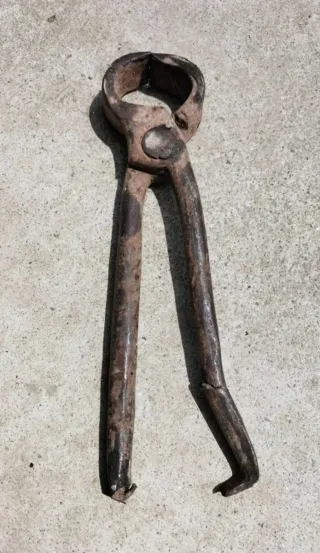 Tenaza de herrero antigua para fragua forja