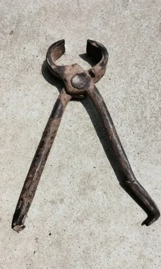 Tenaza de herrero antigua para fragua forja
