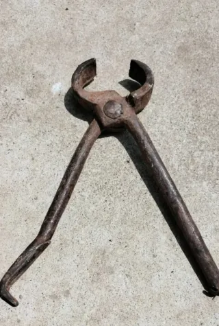 Tenaza de herrero antigua para fragua forja