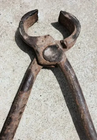 Tenaza de herrero antigua para fragua forja