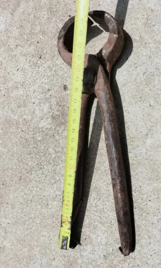 Tenaza de herrero antigua para fragua forja