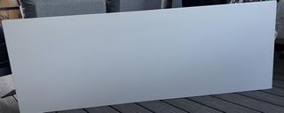 Mesitas de noche y cabecero lacados en blanco.