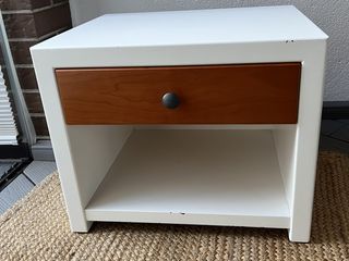 Mesitas de noche y cabecero lacados en blanco.