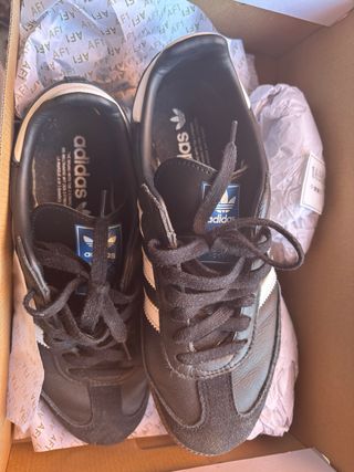 Zapatillas Adidas Negras y Blancas