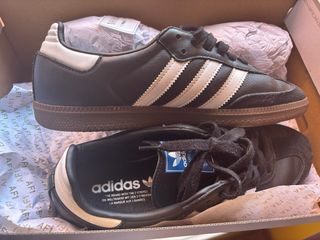 Zapatillas Adidas Negras y Blancas