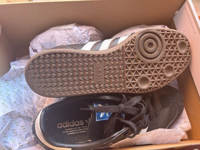 Zapatillas Adidas Negras y Blancas