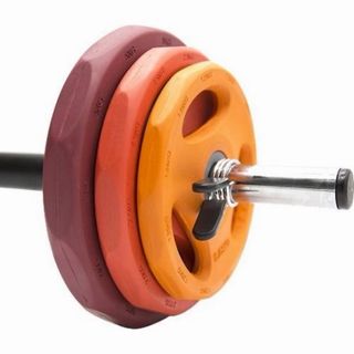 Barra de pesas con discos y topes.