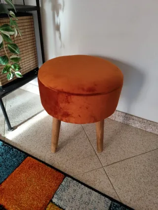 Taburetto in velluto arancione con gambe in legno