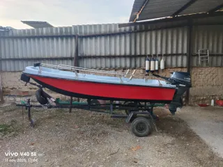 Embarcación con remolque y motor Yamaha.