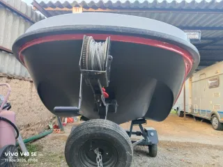 Embarcación con remolque y motor Yamaha.