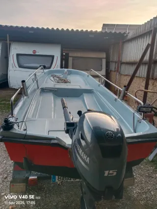 Embarcación con remolque y motor Yamaha.