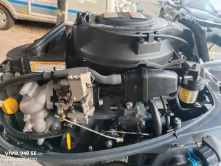 Embarcación con remolque y motor Yamaha.