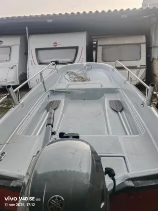 Embarcación con remolque y motor Yamaha.