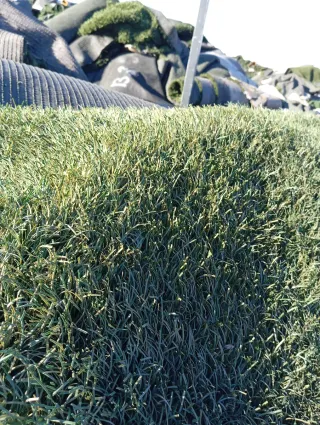 Césped artificial gris y verde
