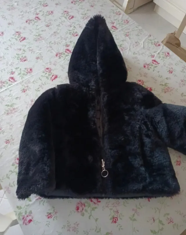Pellicciotto nero con cappuccio