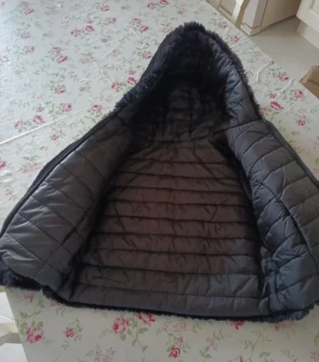 Pellicciotto nero con cappuccio