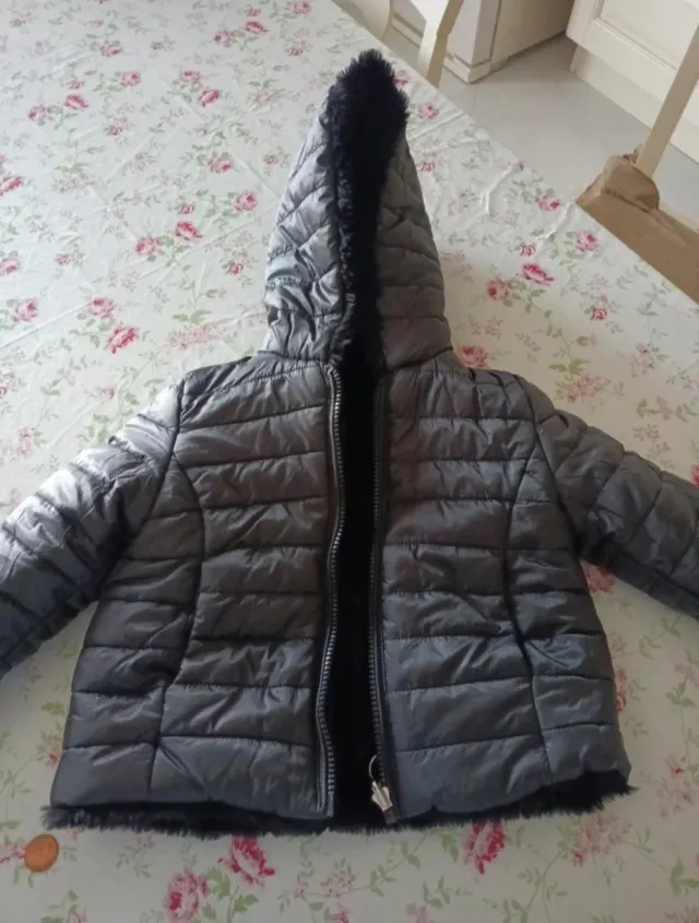 Pellicciotto nero con cappuccio