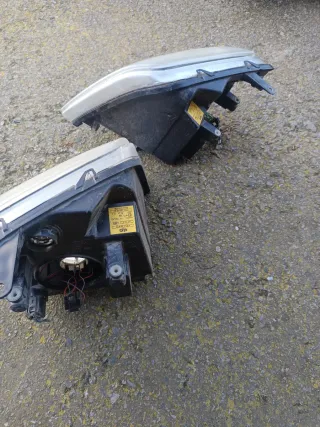 Faros delantero coche Ford tourneo