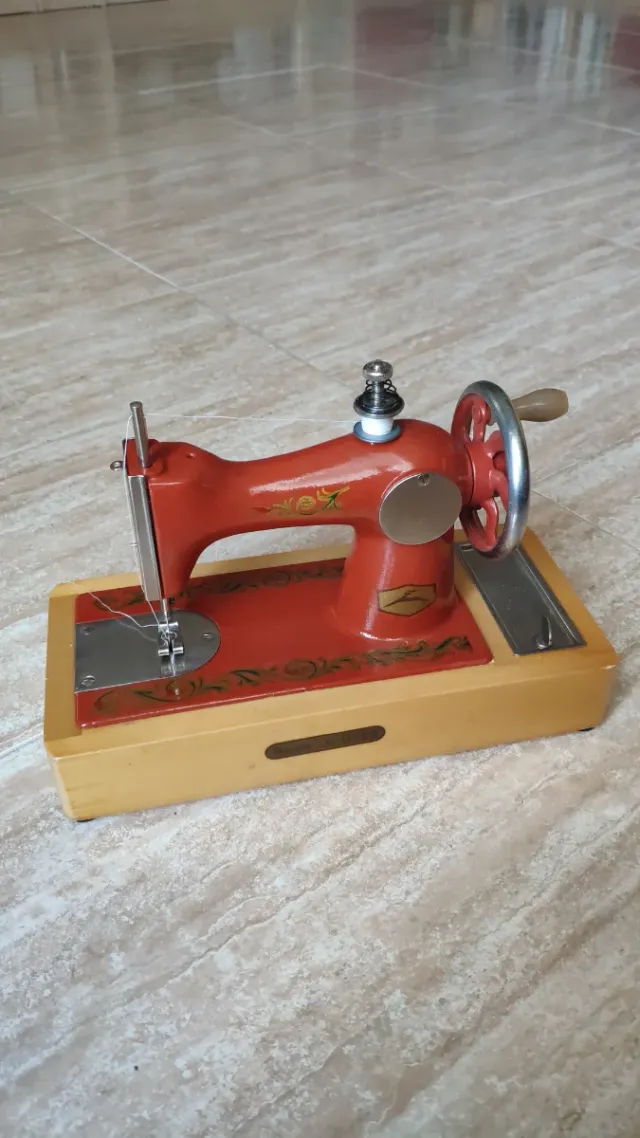 MAQUINA DE COSER DE JUGUETE USSR