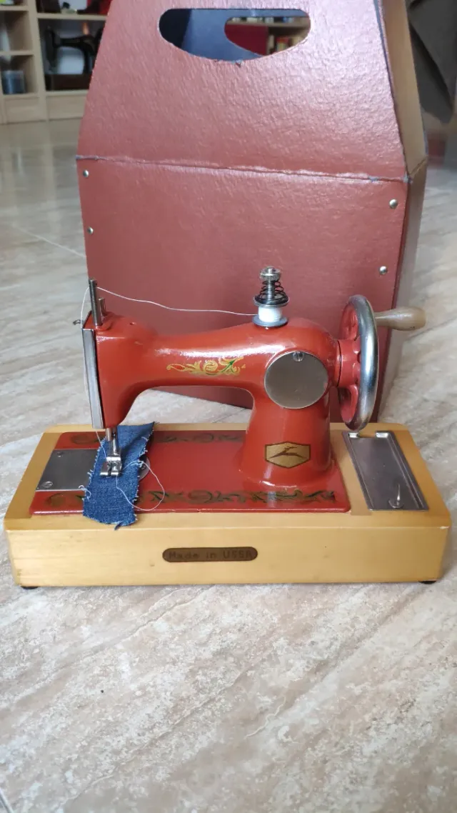 MAQUINA DE COSER DE JUGUETE USSR