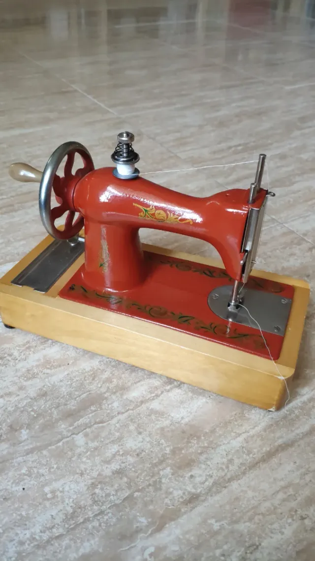 MAQUINA DE COSER DE JUGUETE USSR
