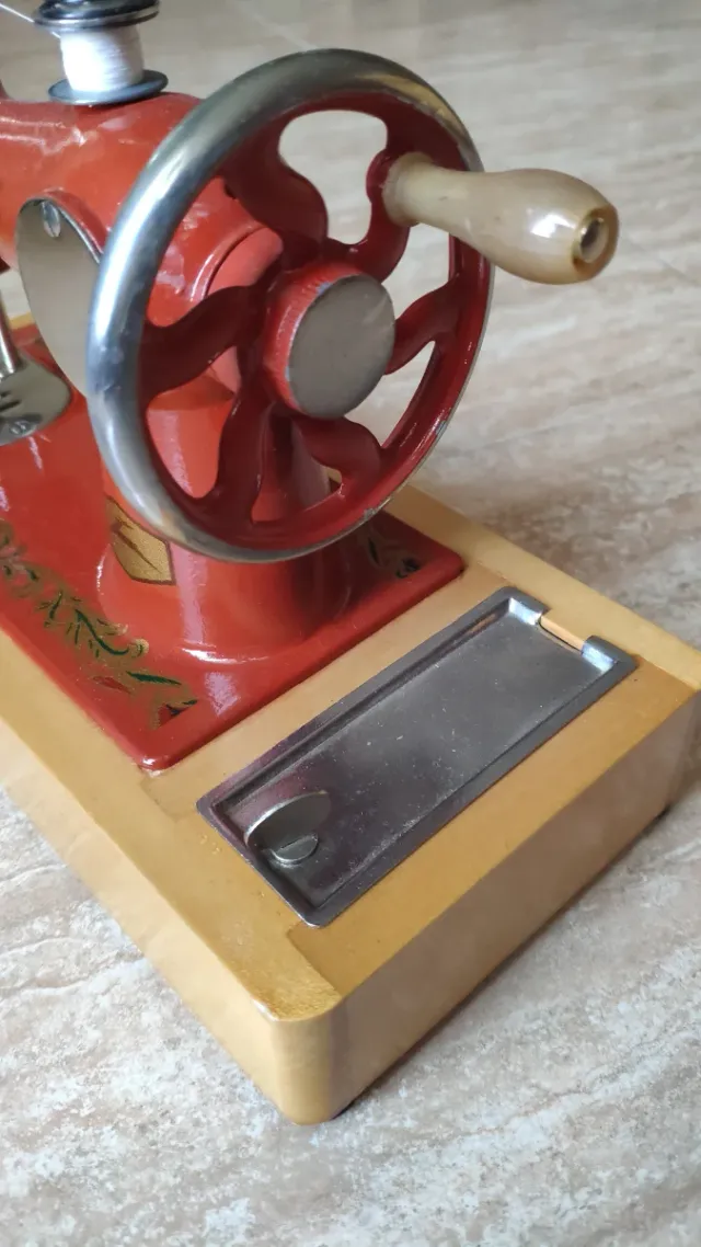 MAQUINA DE COSER DE JUGUETE USSR