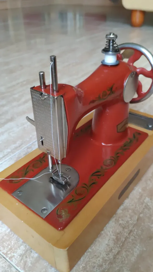 MAQUINA DE COSER DE JUGUETE USSR