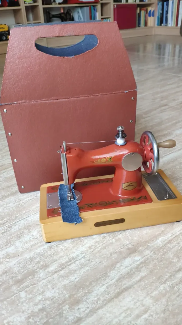MAQUINA DE COSER DE JUGUETE USSR