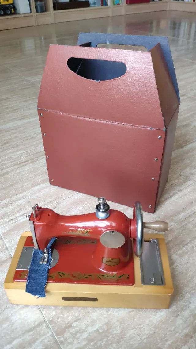 MAQUINA DE COSER DE JUGUETE USSR
