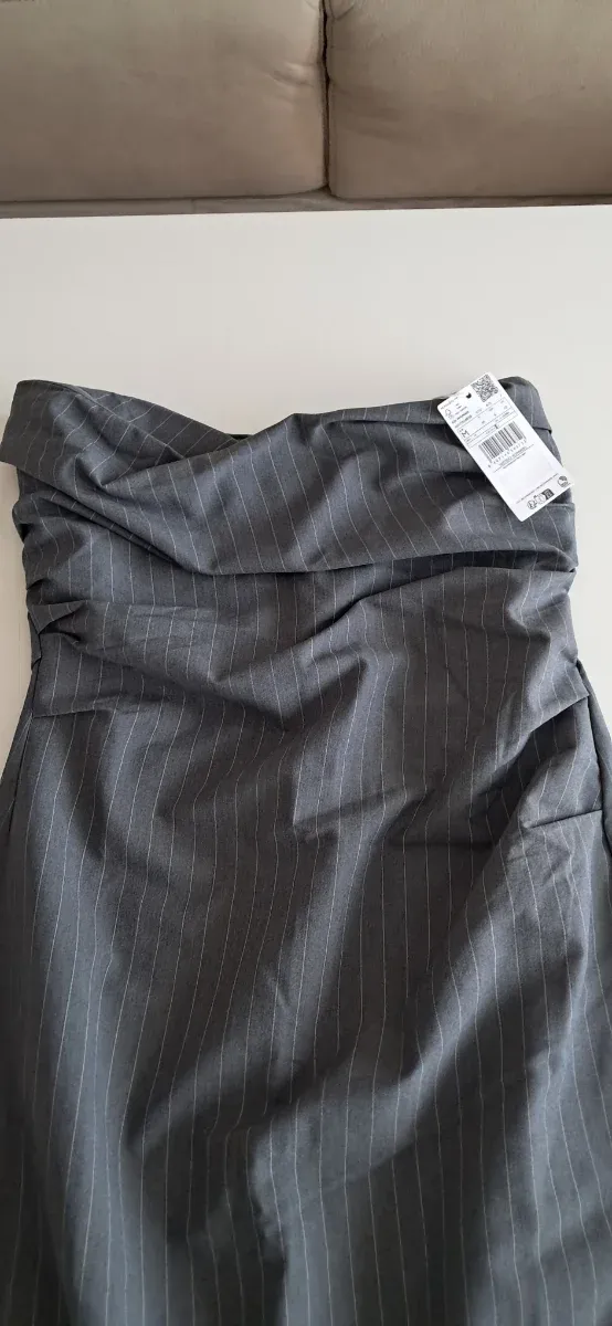 Vestido gris de raya diplomatica.