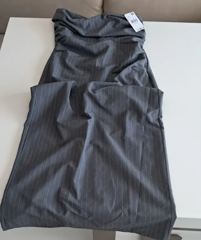 Vestido gris de raya diplomatica.