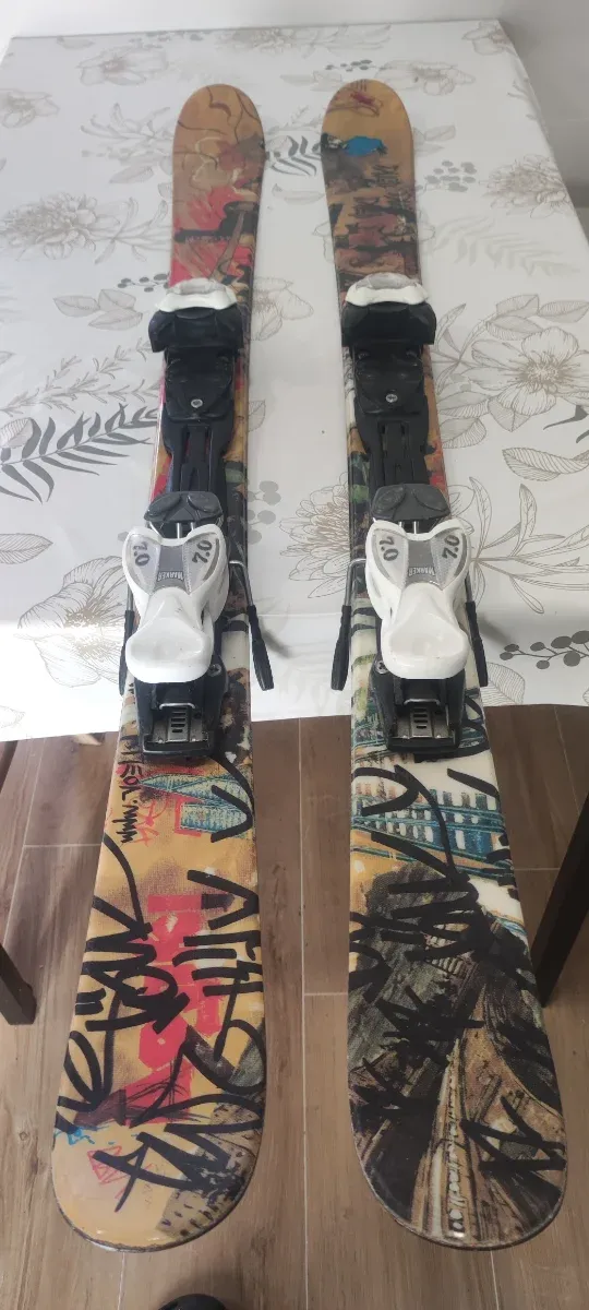 Esquís infantiles con fijaciones