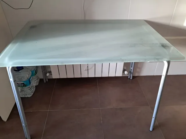 Mesa de cristal y metal