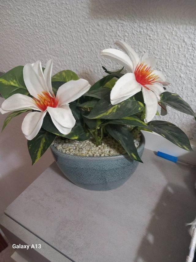 Planta artificial con flores blancas y naranjas