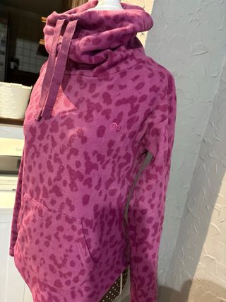 Sudadera polar rosa con estampado animal