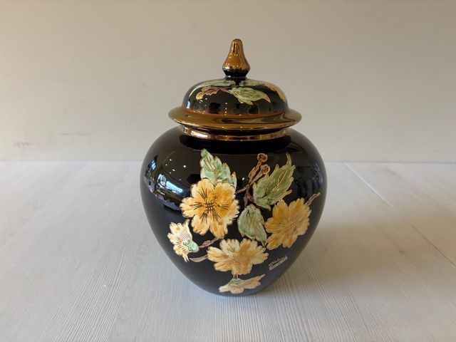 Jarrón de porcelana japonés con flores