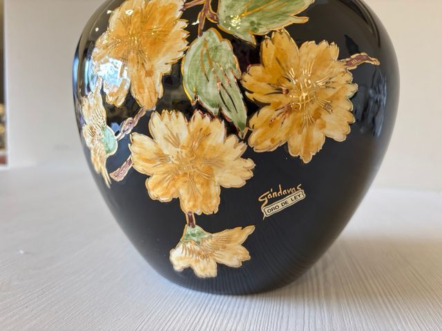 Jarrón de porcelana japonés con flores