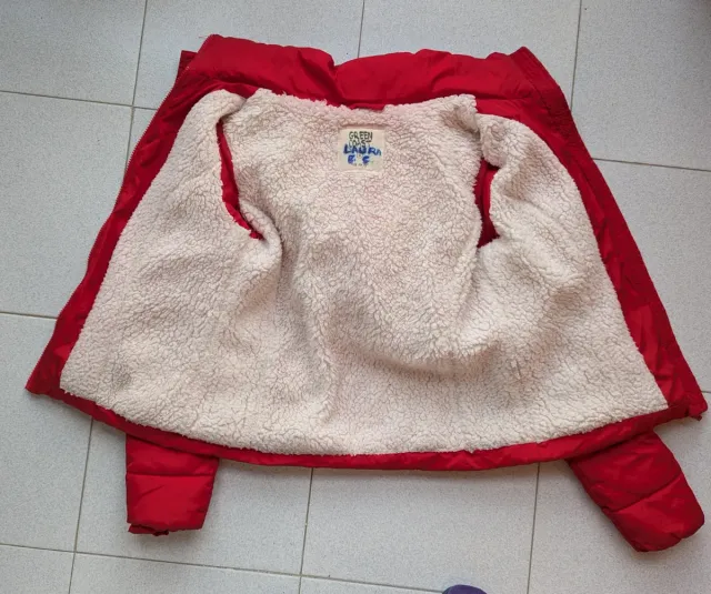 Chaqueta acolchada roja con capucha