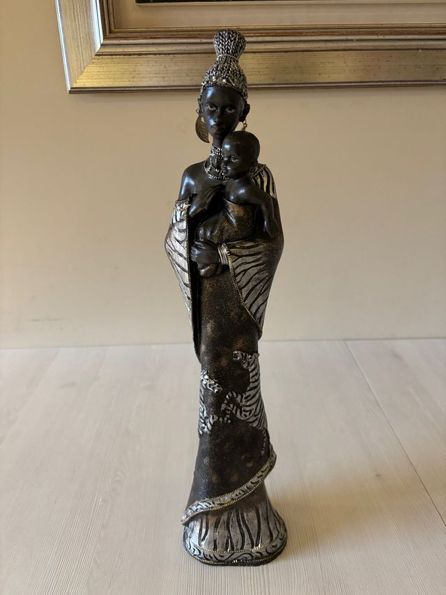 Figura africana madre e hijo