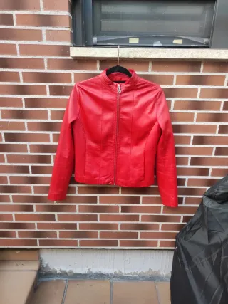 Cazadora de piel roja para señora