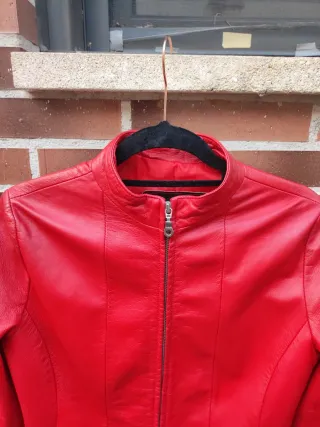 Cazadora de piel roja para señora