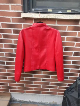 Cazadora de piel roja para señora