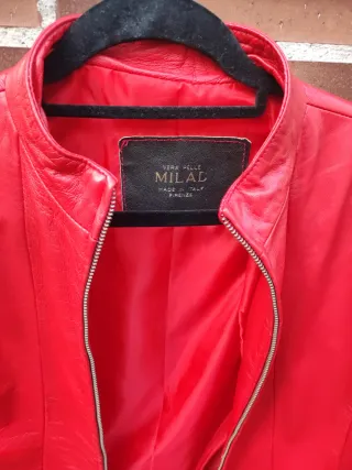 Cazadora de piel roja para señora