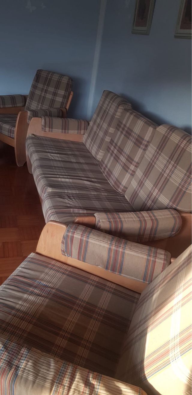 Sofá vintage de tela y madera