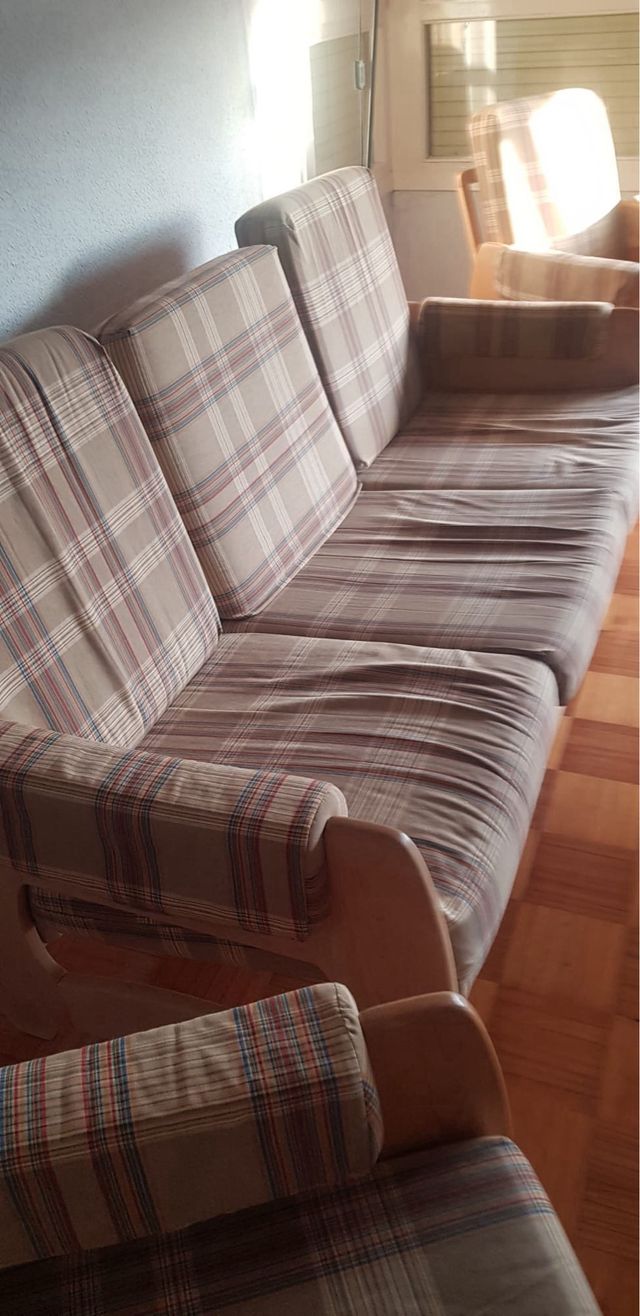 Sofá vintage de tela y madera