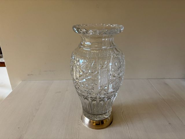 Jarrón de cristal con base plateada