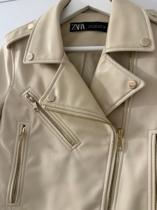 Chaqueta Biker Zara Polipiel Beige Dorada